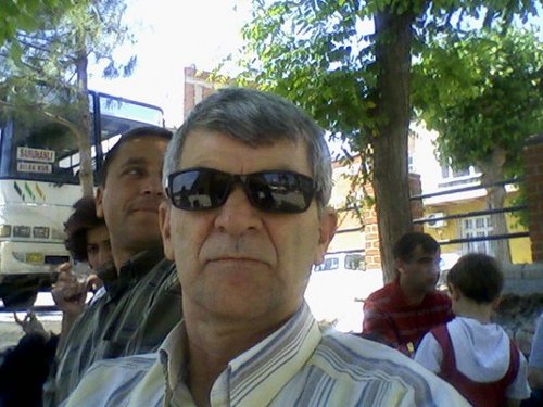 akifsari's profile picture. Kuşlar gibi uçmasını, balıklar gibi yüzmesini öğrendik. Ancak bu arada çok basit bir sanatı unuttuk; kardeş gibi yaşamayı.