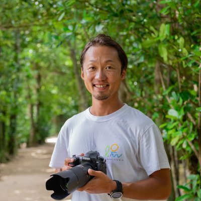 shunsakukamide's profile picture. 沖縄本島在住の水中写真家。「陽だまりスタジオ」主催。『日常を切り取る』をテーマに、数mmのウミウシからザトウクジラまで、水中に暮らす生き物たちを幅広く撮影している。【Instagram】https://t.co/J0uOKWRwGm