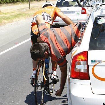 Intento ganarme la vida enredando con las bicis en “Decathlon AG2R La Mondiale Team”. De uno mismo mejor no decir nada, ya dicen suficiente los demás.