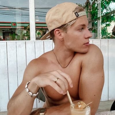 QuWAEL's profile picture. queer 🌈

Being in Twitter the person I can't be IRL.
Sharing what i find beautiful or sexy. 
Feel free to hit me up 😉
Dm open for nudes /
Snap: waelb22