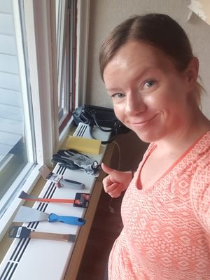 Hi! I'm @cathrinew 👋🏻 I bought a fixer-upper house! So here I am, renovating. I'm learning as I go and this is my diary. With tools 💪🏻🤓🛠️ She/Her