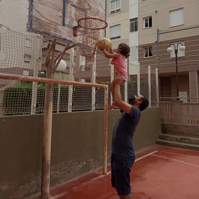 Pongo lavadoras y plancho. Los domingos paso la mopa y limpio los baños.