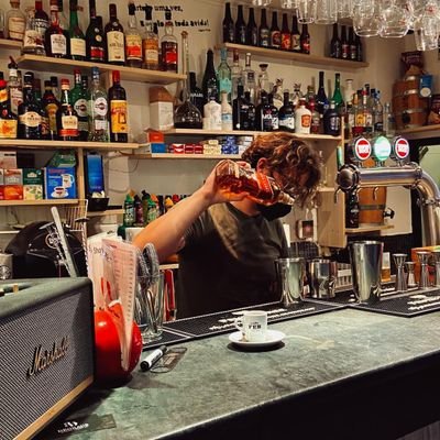 'I am one of you. I am a perfect anonymous homo sapiens.'
Uma espécie de Robin Hood dos bares. Bartender dos pobres, taberneiro dos ricos.
A fucking animal