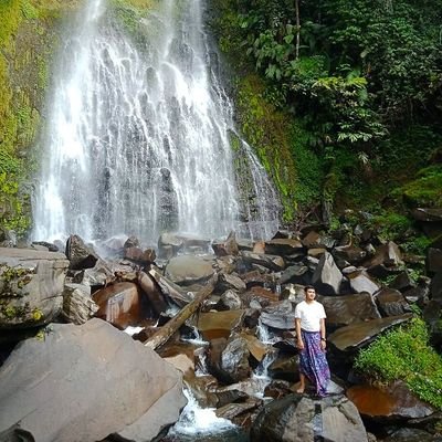 Terkadang, seseorang lebih memilih untuk tersenyum, hanya karena tak ingin menjelaskan mengapa dia bersedih.