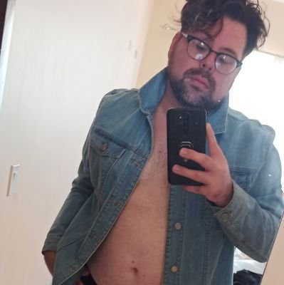 Physician. 👨‍⚕️
LGBTQIA+ 🏳️‍🌈
Thicc bodied. love all body types.
I have pink nipples 😍