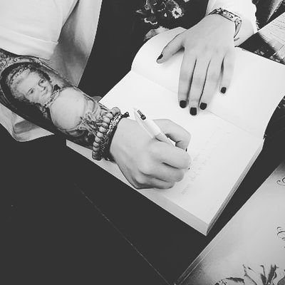 J'ÉCRIS 🖤📚 #autoedition
📖 𝓢𝓲 𝓵𝓪 𝓹𝓵𝓾𝓲𝓮 𝓽𝓮 𝓷𝓸𝓲𝓮
📖𝓛𝓪 𝓷𝓾𝓲𝓽 𝓭𝓮𝓼 𝓹𝓮𝓻𝓭𝓾𝓼 ☕🍓🎶🎬🐢🐢