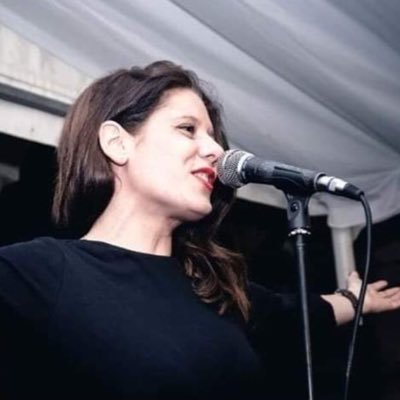 Maria Maestre es una artista con voz cálida y personal que llena el silencio con pop español de esencia del sur. Una cantante y compositora que realiza tributos