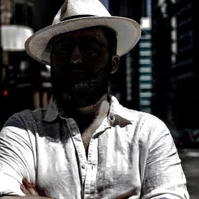 TheLBMuniz's profile picture. Writer | Podcaster | Better Sensemaker | I produce content in waves