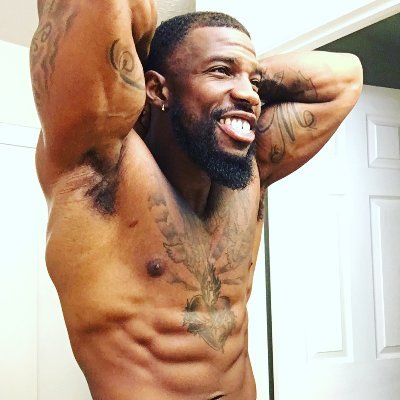 Black Muscle God Who Enjoys being Worshipped and Showing Out for Fans.
