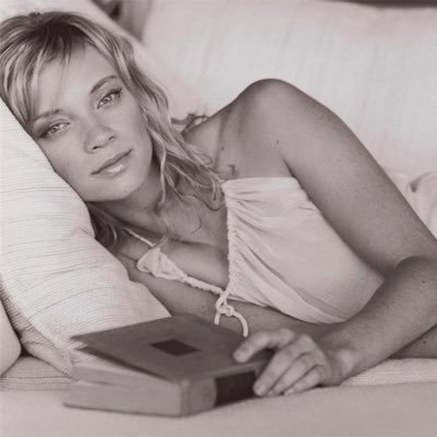 LostInAWhisper's profile picture. One look. One touch. One word. One was all it took..I was lost in those whispered words. My heart is @MoreThanLoki's. #Married #Hiddlesmart •21+ RP/FL• #NotHer