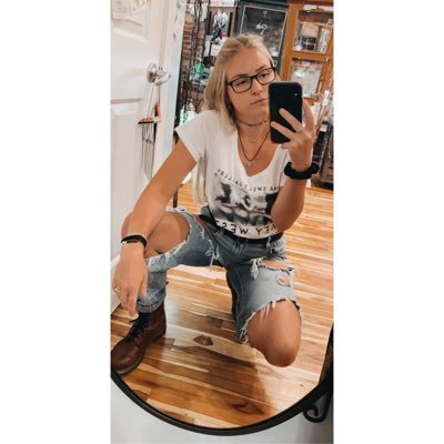 _AnnaCondaDont's profile picture. she/her • #blacklivesmatter