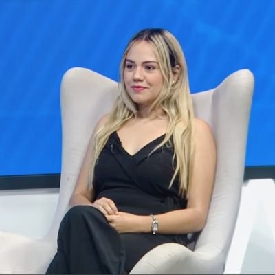 Enamorada de la belleza y la poesía.
Internacionalista. Periodista. Embajadora de la Coexistencia. Activista🌱. Facebook; https://t.co/UbvQWVljnX