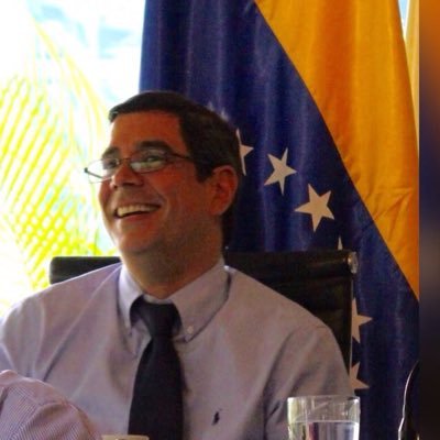 Venezolano, Abogado, Especialista en Opinión Pública y Marketing Político. Cocinero Profesional.