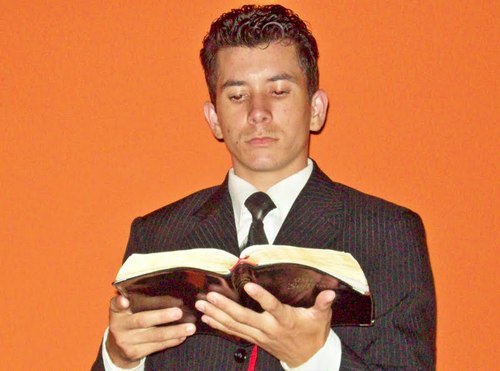 OLA AMIGOS, SOU PASTOR DA ASSEMBLÉIA DE DEUS ESPERANÇA AQUI EM GOIANIA NO SOLAR VILLE. FAZENDO AQUILO QUE NOSSO DEUS NOS ORDENA, A OBRA REDENTORA DE DEUS.