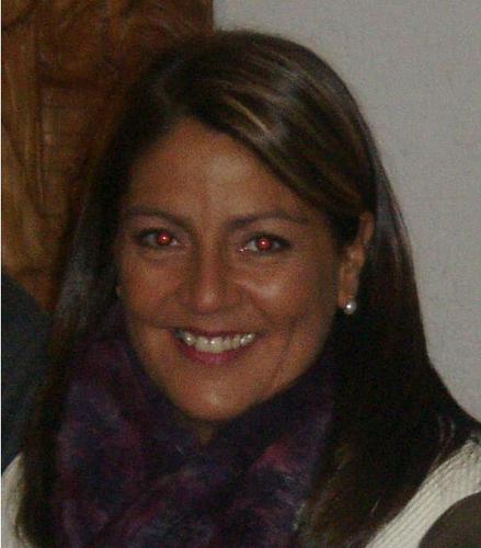 Chilena de nacimiento, alemana por herencia y riojana por elección. Apasionada de mi familia, mi trabajo y de la tierra en la que vivo y de la que dejé y añoro.
