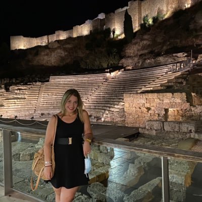 VanessaDM12's profile picture. Historiadora 📜🎓 , profesora a tiempo parcial 📚👓 y amiga a tiempo completo! 😊 Estudiante del master de Formación del profesorado en la URJC 💻