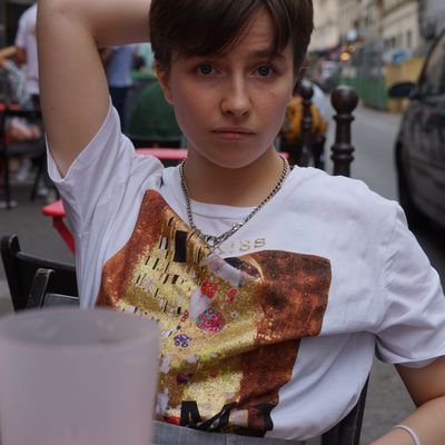 Zephyr, 24
Drama queer et bête de scène
Ligne éditoriale : transgender, ADHD, drag-artist and in love again
Vive le drag et le théâtre.