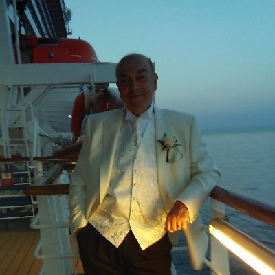 Electronics Eng. Likes travel (cruisin' nutter), old films and Blackadder. Lazy gardener.