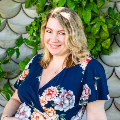Helping bloggers and small businesses with their social media strategies. 👩🏼‍💻 Contact Me For: Social Media Consulting & Social Media Management