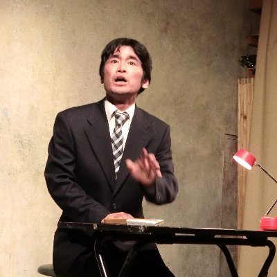 狂言師。狂言作家。過去作品に『サラリーマン狂言』『婚活狂言』『SDGs狂言』『現代狂言集Ⅰ〜Ⅹ』など。令和5年度観光庁「狂言通信使 〜狂言で繋ぐ地方と海外〜」採択。推し棋士は上野愛咲美さん。