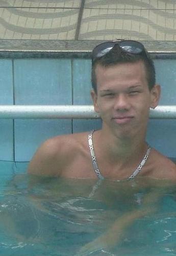 Quando criança só pensava em ser bandido ou polícia... Mais com o passar do tempo percebi que o melhor mesmo é nem fazer parte do sistema !!!