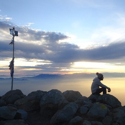 Física, montañismo, calistenia, música y letras.
Magister en física, estudiante de doctorado en fisicoquímica molecular.