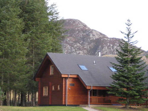 Wildside Lodges, Luxury log cabins at lochness on the banks of the River Fechlin. Log fires, river & mountain views, hot tubs. Visit Scotland 4 Star excellent.