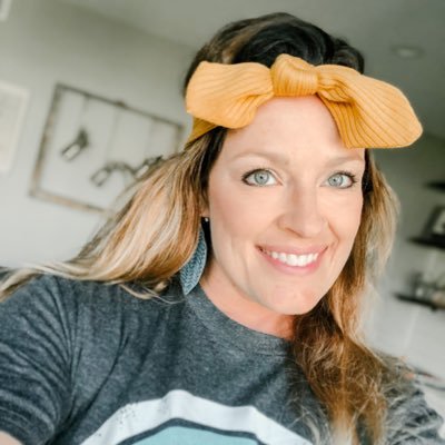 Owns @theSIMPLEmoms / mom to 4 lil ladies / #MotherRunner & run on sentence'er who loves fashion, family, food & fitness / collabs: shannon@thesimplemoms.com