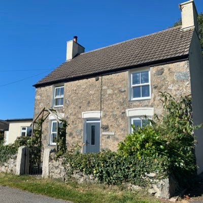 Beautiful detached holiday cottage on Ynys Mon (Anglesey), ideally located for exploring. Sleeps 6. 5 miles from beaches at Aberffraw & Rhosneigr #Dogfriendly