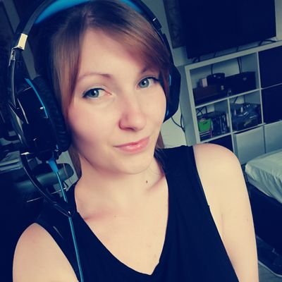 Kleines, irres, weibliches Wesen, welches Pokémon Go spielt ✌️🤪