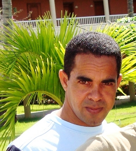 Nació el 4 de octubre  en San Francisco de Macorís, el 5to de 8 hermanos,  Maestro, filósofo, Subdirector  de Colegio, divorciado...