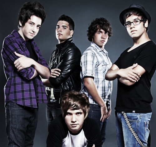 Olá, nós somos a KAMIKAZZE! - Sigam: @DougKAMIKAZZE @DiiihKAMIKAZZE @VitorKAMIKAZZE @GuiGuiKAMIKAZZE @EnzoKAMIKAZZE - Email:bandakamikazze@yahoo.com.br