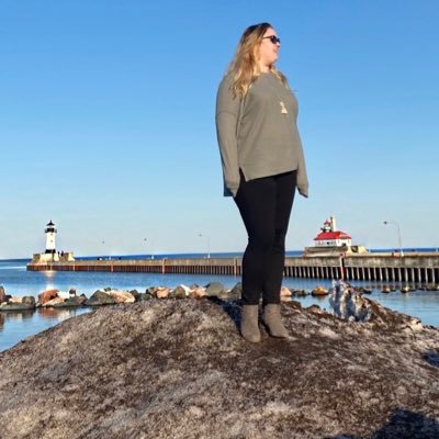 catalinab_13's profile picture. Chase dreams, not people.   Minnie Bee Studio ✨