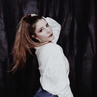 De las que ríen y abrazan fuerte, de las que besan y bailan bajo la lluvia, de las que se encabronan y también lloran.🌸💫