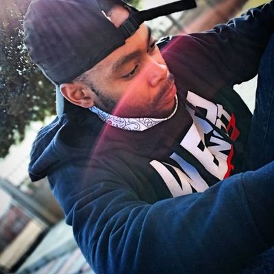 Twizz_Stax_SA's profile picture. Spoken Word Poet ¦¦ Rapper 
We'reNotFriends💯
🌱🌿
⚪Humility is Greatness.⚫
Financial accounting graduate 💦
🌱Poetry is Life🌴
❄️God is Good ❄️