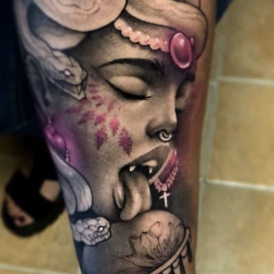 TATUADOR DE REALISMO ,DISEÑADOR GRÁFICO Y PINTOR! No tengo un estilo en concreto me gusta cambiar todo un poco y darle muchas vueltas.