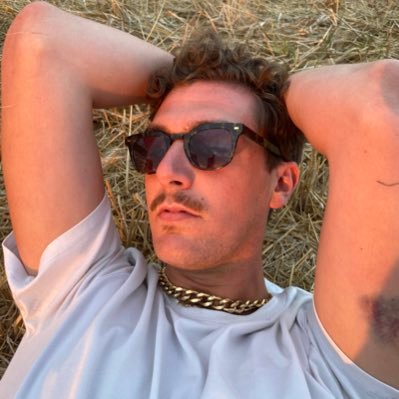 de l’attention et du sourire 🧨 mes histoires sont souvent beaucoup trop longues ✍🏼 compte pro : @yoanndoto FR/IT/EN