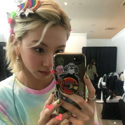 lienzodesol's profile picture. ‹ 𝑏𝑎𝑠𝑞𝑢𝑖𝑎𝑡. › pequeña coreana de raíces francesas. ilustradora haciendo su camino por el mundo a través de pinceles y canvas. © 𝒉𝒐𝒏𝒆𝒚𝒈𝒊𝒓𝒍.