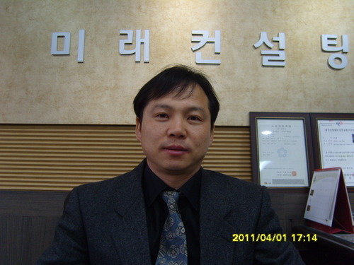 서초구 방배동 사당역 부근에서 부동산 중개업 사무실을 운영하고 있으며  방배동재건축을 전문적으로 하고 있으며 경매,공매 토지,임야도 취급하고 있는 공인중개사입니다.