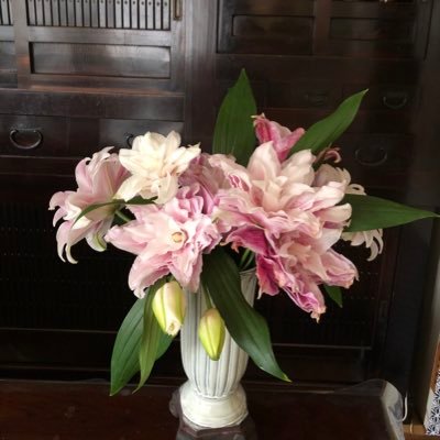 Ikebana artist with teaching life in 🇬🇧, 🇺🇸, 🇯🇵. Now Tokyo軽井沢based. past President of Ikebana International https://t.co/NMSJVfDSTu /Licensed Japanese tutor