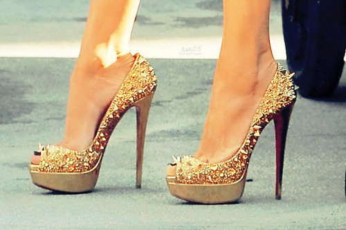 latest fashion news, fashion quotes and fashion tips! 
follow me and ill follow back