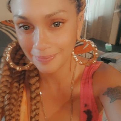 my name is Jessica i love music. im from the gutter gutter. But im still rising.