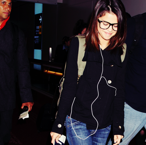 thefakegomez's profile picture. 