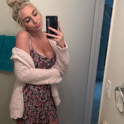 AVAILABLE FOR HOOK UP ONLY😝😝😝
DON'T DM IF YOU'RE NOT READY FOR HOOK UP