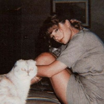 getawaycarrrrr's profile picture. 21//
I've been a Swiftie for years, but finally got around to making an acc