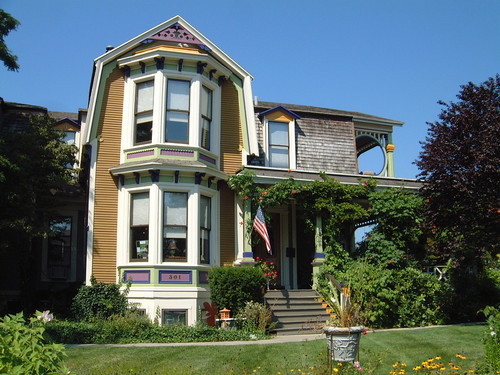 Just a short walk away from historic downtown Grand Haven, Boyden House will whisk you away to an era of eclectic elegance and romantic beauty.