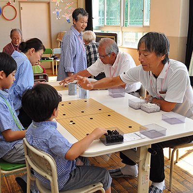 家内の両親の近くに住むために、会社を早期退職（57歳）して川越で碁会所を始めました。
入門者、級位者中心の教室に力を入れてます。
