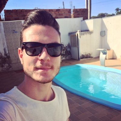 A luz que me ilumina é mais fortes que os maus olhos que me cercam...