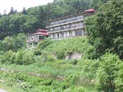 山形県米沢市小野川温泉の温泉宿『宝寿の湯』です。ほたるの里小野川温泉の温泉街や自然を一望できる高台の温泉宿、素泊まり宿泊、足湯カフェ、サッカー観戦、立ち寄り湯、日帰り温泉が楽しめます。あのアニメ映画の舞台🎬モンテディオ山形応援⚽️2020年に寿宝園からリニューアルしました♨️毎週水曜日が定休日。