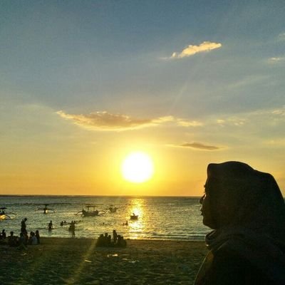 uulgintingg's profile picture. Sesungguhnya Allah Maha mengetahui segala isi hati. (QS 3 : 119)

Apapun -makna- yang tertulis di sini, yang tahu hanya yang punya akun dan pencipta-Nya.